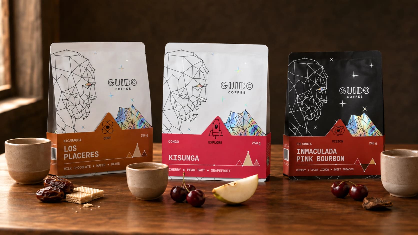 Trei pungi de cafea reprezentand categoriile CORE, EXPLORE si VISION, langa trei cesti cu profile diferite
