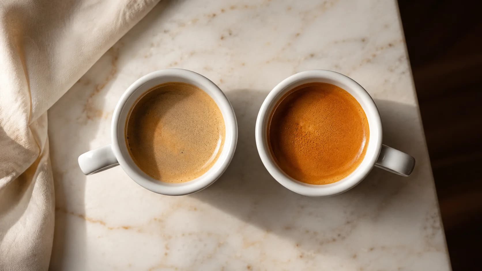 Espressor automat DeLonghi Magnifica cu setari vizibile pe panou si ceasca de espresso cu crema aurie
